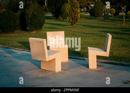 Bank im Park in Batumi. Georgien Stockfoto