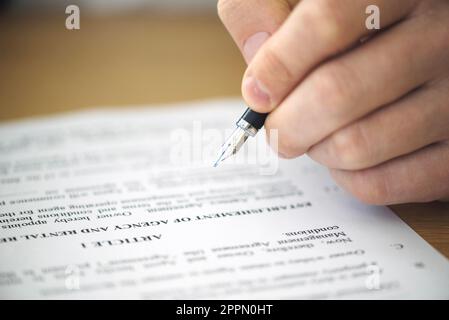 Nahaufnahme Hand Unterzeichnung Vertrag Stockfoto