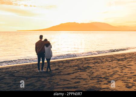 Junges Paar umarmt das Meer Stockfoto