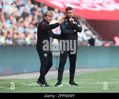 L-R Stuart McCall als stellvertretender Manager und Paul Heckingbottom Coach von Sheffield United während des FA Cup - Halbfinale Fußballspiels zwischen Mancheste Stockfoto