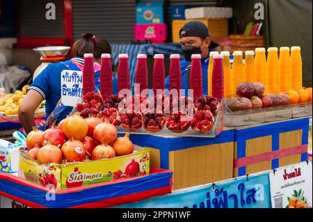 Frischer Fruchtsaft im Angebot auf einem chinesischen Straßenmarkt in Bangkok, Thailand Stockfoto