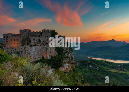 Panoramablick auf das Schloss Caccamo in der Abenddämmerung, Sizilien Stockfoto