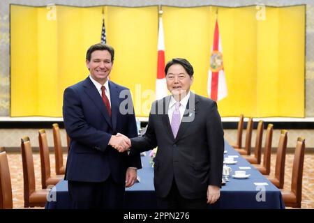 Tokio, Japan. 22. April 2023. Florida-Regierung. Ron DeSantis, Left, und der japanische Außenminister Yoshimasa Hayashi, Right, schütteln vor ihrem Treffen im Iikura Guest House die Hand. Kredit: SOPA Images Limited/Alamy Live News Stockfoto