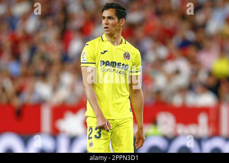 Aissa Mandi von Villarreal während des Spiels La Liga zwischen dem FC Sevilla und dem CF Villarreal, gespielt am 23. April 2023 im Stadion Sanchez Pizjuan in Sevilla, Spanien. (Foto: Antonio Pozo / PRESSIN) Stockfoto