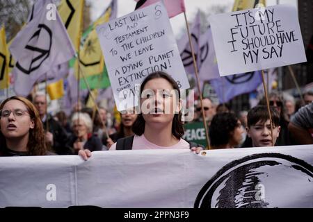 London/UK, 24. April 2023. Die aussterbende Rebellion und andere Kampagnengruppen setzten sich mit ihrem vierten und letzten geplanten Protest fort. Die Regierung wird zwar davor gewarnt, dass sie ihre Maßnahmen "verstärken" würde, wenn sie die beiden Forderungen des Klimawandels nicht akzeptieren würde. Die Aktivisten fordern, dass alle Genehmigungen, Finanzierungen und Genehmigungen für neue Öl- und Gasprojekte eingestellt werden und dass „Notversammlungen der Bürger“ zur Bewältigung der Klimakrise ins Leben gerufen werden. Aubrey Fagon/Alamy Live News Stockfoto