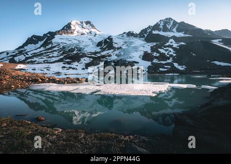 Wrangell-St. Elias-Nationalpark und Naturschutzgebiet, Alaska. Blick auf den Sonnenuntergang mit Gletschersee und Gletschern mit Bergen und Reflexionen. USA. Stockfoto