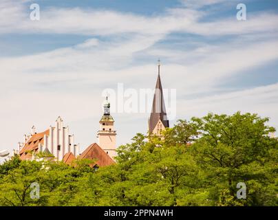 Das Rathaus und die Kirche - Historische Gebäude in Ingolstadt (Bayern) (Deutschland) Stockfoto