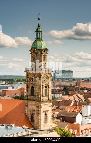 ERLANGEN, DEUTSCHLAND AUGUST 20: Luftaufnahme über die Stadt Erlangen am 20. August 2017. Blick auf die Neustadt-Kirche. Stockfoto