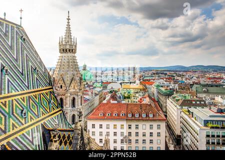 Stephansdom und Blick über Wien Österreich aus der Vogelperspektive Stockfoto