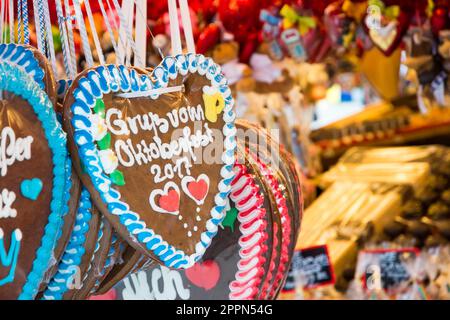 Lebkuchenherzen auf dem Oktoberfest in München verkauft. Stockfoto