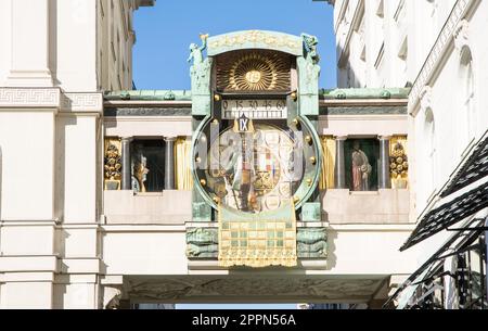 Historische musikalische Uhr Ankeruhr an der Wiener Straße hoher Markt, erbaut 1915 von Franz Morawetz Stockfoto