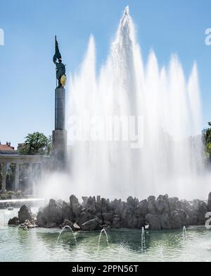 Der Hochstrahlbrunnen-Brunnen und das sowjetische Kriegsdenkmal am Schwarzenbergplatz in Wien Stockfoto