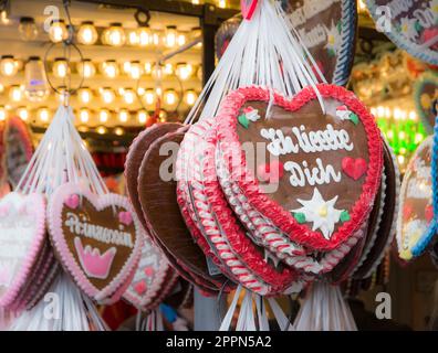 Lebkuchenherzen auf dem Oktoberfest in München verkauft. Stockfoto