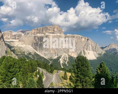 Die beiden Lastwagen fahren in entgegengesetzte Richtungen auf einer malerischen Bergstraße Stockfoto