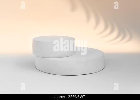 Podium für Kosmetik, Seife, Artikelpräsentation. Abstrakte Minimale Geometrische Kugel. Zylinder Zwei Formen, Weicher Schatten. Anzuzeigende Szene Produkt, Objekt. Sho Stockfoto