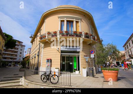 Olbia, Sardinien - 8. August 2019 : Fassade der Sardinenbank in Olbia, Italien - Altes Gebäude im historischen Stadtzentrum dieser Stadt in der Nähe Stockfoto