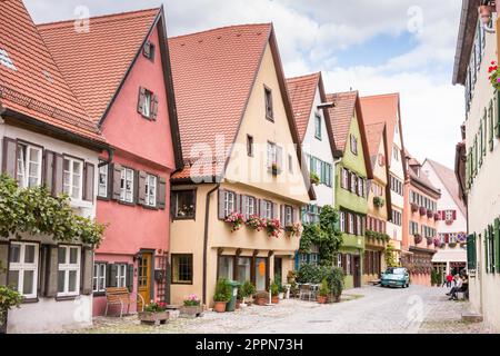 DINKELSBÜHL, DEUTSCHLAND - SEPTEMBER 27: Touristen in der Altstadt von Dinkelsbühl, Deutschland am 27. September 2015. Es ist eines der am besten erhaltenen Stockfoto