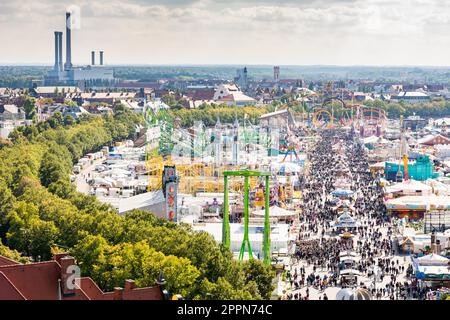 MÜNCHEN - 30. SEPTEMBER: Blick auf das Oktoberfest in München am 30. September 2015. Das Oktoberfest ist das größte Bierfestival Stockfoto