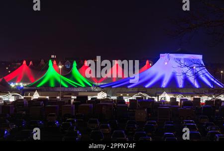 MÜNCHEN - 12. DEZEMBER: Beleuchtete Zelte beim Tollwood Winterfestival in München am 12. Dezember 2015. Foto aufgenommen von Stockfoto