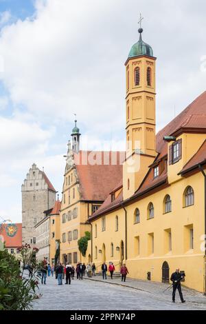 DINKELSBÜHL, DEUTSCHLAND - SEPTEMBER 27: Touristen in der Altstadt von Dinkelsbühl, Deutschland am 27. September 2015. Es ist eines der am besten erhaltenen Stockfoto