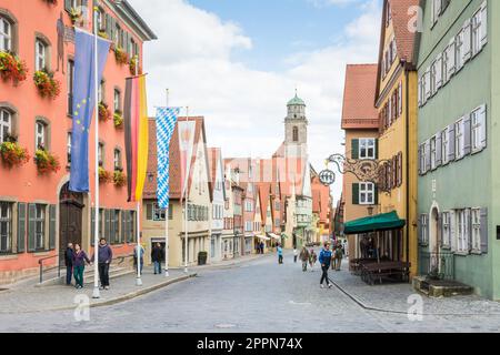 DINKELSBÜHL, DEUTSCHLAND - SEPTEMBER 27: Touristen in der Altstadt von Dinkelsbühl, Deutschland am 27. September 2015. Es ist eines der am besten erhaltenen Stockfoto