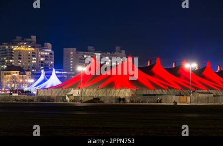 MÜNCHEN - 12. DEZEMBER: Beleuchtete Zelte beim Tollwood Winterfestival in München am 12. Dezember 2015. Foto aufgenommen von Stockfoto