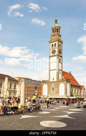 AUGSBURG - 30. APRIL: Touristen in einem Straßencafé in Augsburg am 30. April 2016. Augsburg ist eine der ältesten Städte Deutschlands. Foto Stockfoto