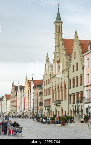 LANDSHUT, DEUTSCHLAND - MÄRZ 31. Touristen in der historischen Altstadt von Landshut am 31. März 2016. Landshut ist die größte Stadt von Lower Stockfoto