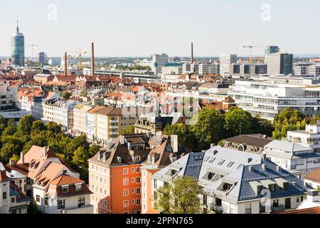 MÜNCHEN - 30. SEPTEMBER: Blick über München am 30. September 2015. München ist mit fast 100 Millionen Euro die größte Stadt Bayerns Stockfoto