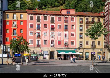 Farbenfrohe Häuser in der Calle de la Esperanza Straße an der promenade paseo del Arenal entlang der Ria de Bilbao (Rio Nervion) im Zentrum von Bilbao, Nr. Stockfoto