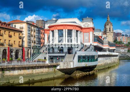 Nervion und historischer Markt La Ribera Markt Jugendstilmarkt Gebäude in der Altstadt (Casco Viejo) von Bilbao Stockfoto