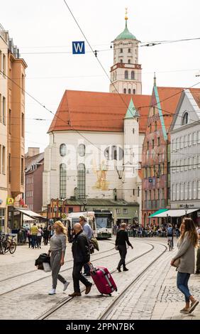 AUGSBURG - 1. APRIL: Menschen in einer Straße in Augsburg am 1. April 2017. Augsburg ist eine der ältesten Städte Deutschlands. Foto aufgenommen Stockfoto