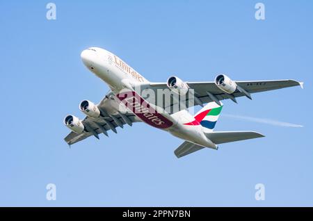 MÜNCHEN, DEUTSCHLAND - 9. APRIL: Airbus A380 von Emirates Airline nach Abflug vom Flughafen München, Deutschland am 9. April 2017. Der Flughafen schon Stockfoto