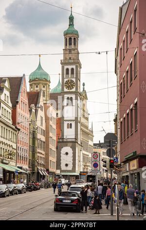 AUGSBURG - 1. APRIL: Menschen in einer Straße in Augsburg am 1. April 2017. Augsburg ist eine der ältesten Städte Deutschlands. Foto aufgenommen Stockfoto