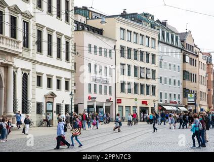 AUGSBURG - 1. APRIL: Menschen in einer Straße in Augsburg am 1. April 2017. Augsburg ist eine der ältesten Städte Deutschlands. Foto aufgenommen Stockfoto