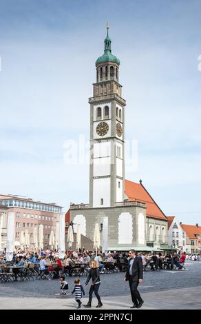 AUGSBURG - 1. APRIL: Touristentreffen in einem Straßencafé in Augsburg am 1. April 2017. Augsburg ist eine der ältesten Städte Deutschlands. Foto Stockfoto