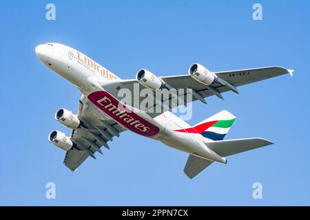 MÜNCHEN, DEUTSCHLAND - 9. APRIL: Airbus A380 von Emirates Airline nach Abflug vom Flughafen München, Deutschland am 9. April 2017. Der Flughafen schon Stockfoto