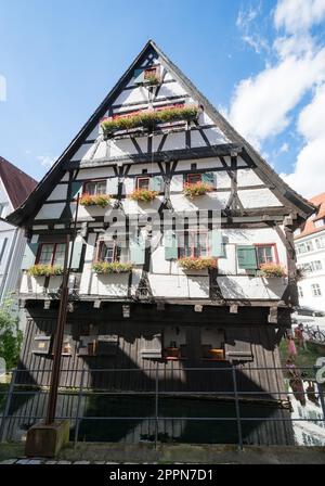 ULM, DEUTSCHLAND - AUGUST 13: Das sogenannte Schiefes-Haus in Ulm, Deutschland, am 13. August 2016. Das Fachwerkhaus wurde im 14. Jahrhundert erbaut. Foto Stockfoto