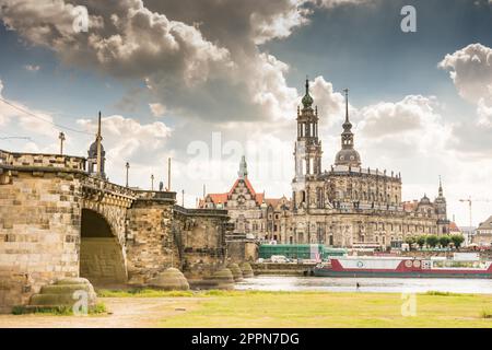 DRESDEN - 22. AUGUST: Elbbbrücke im historischen Zentrum von Dresden am 22. August 2016. Dresden hat fast 2 Millionen Stockfoto