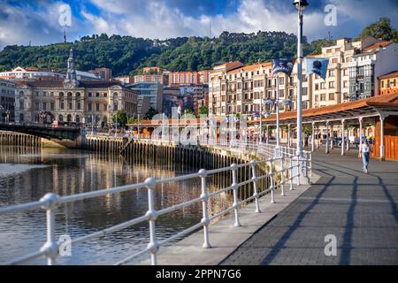 Bilbao-Brücke, Rathaus und Blick auf die promenade paseo del Arenal, die sich über die Ria de Bilbao (Rio Nervion) im Zentrum von Bilbao, Nord-Süd erstreckt Stockfoto