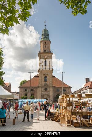 ERLANGEN - 20. AUGUST: Menschen auf einem Markt der Hugenottenkirche in Erlangen am 20. August 2017 Stockfoto