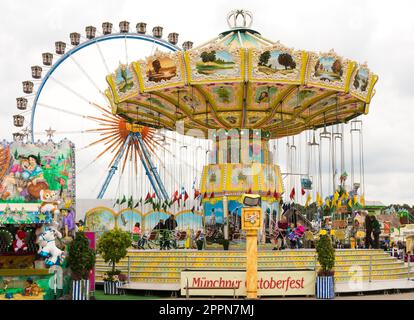 MÜNCHEN, DEUTSCHLAND - SEPTEMBER 19: Menschen in einem Kaiserflugzeug auf dem Oktoberfest in München am 19. September 2017. Das Oktoberfest ist das größte Stockfoto