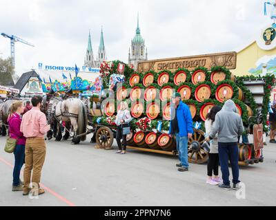 MÜNCHEN - 19. SEPTEMBER: Menschen, die vor den Pferden posieren und Bierfässer ziehen, auf dem Oktoberfest in München am 19. September 2017 Stockfoto