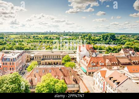ERLANGEN - 20. AUGUST: Blick über die Stadt Erlangen aus der Vogelperspektive am 20. August 2017 Stockfoto