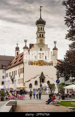 KEMPTEN, DEUTSCHLAND - 9. JUNI: Menschen im historischen Rathaus von Keptem am 9. Juni 2017. Kempten ist eine der ältesten Städte Deutschlands Stockfoto