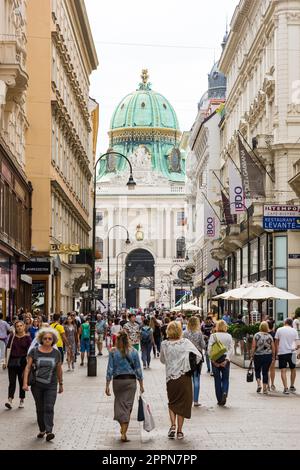 WIEN, ÖSTERREICH - AUGUST 28: Touristen in der Fußgängerzone mit Blick auf die berühmte Hofburg in Wien, Österreich am 28. August 2017 Stockfoto