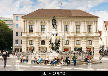 AUGSBURG - 19. AUGUST: Touristen am Augustusbrunnen in Augsburg am 19. August 2017. Augsburg ist eine der ältesten Städte von Stockfoto