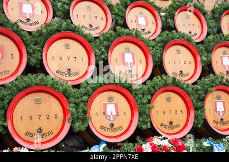 MÜNCHEN - 19. SEPTEMBER: Traditionelle Holzbierfässer beim Oktoberfest in München am 19. September 2017. Das Oktoberfest ist das Stockfoto