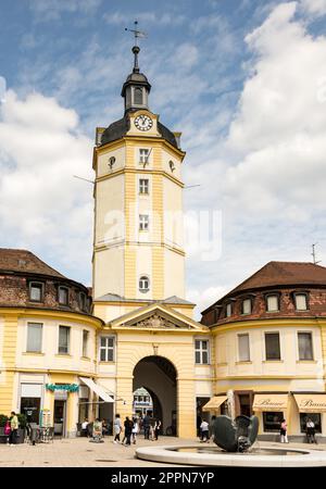 ANSBACH - 22. AUGUST: Touristen am Herrieder Tor in Ansbach am 22. August 2017. Das Stadttor ist eines der wichtigsten Stockfoto