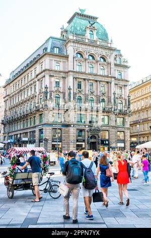 WIEN, ÖSTERREICH - AUGUST 30: Menschen in der Fußgängerzone der historischen Innenstadt von Wien, Österreich am 30. August 2017 Stockfoto